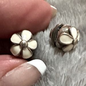 Pandora charm white daisy